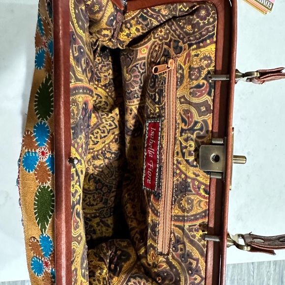 Vintage faux bag looks vintage but it’s not! - Picture 4 of 9